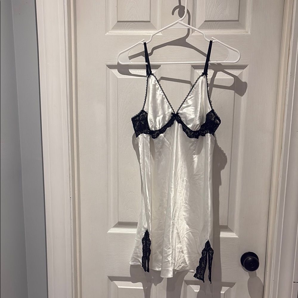 Victoria’s Secret elegant white and black lace chemise slip SZ large
